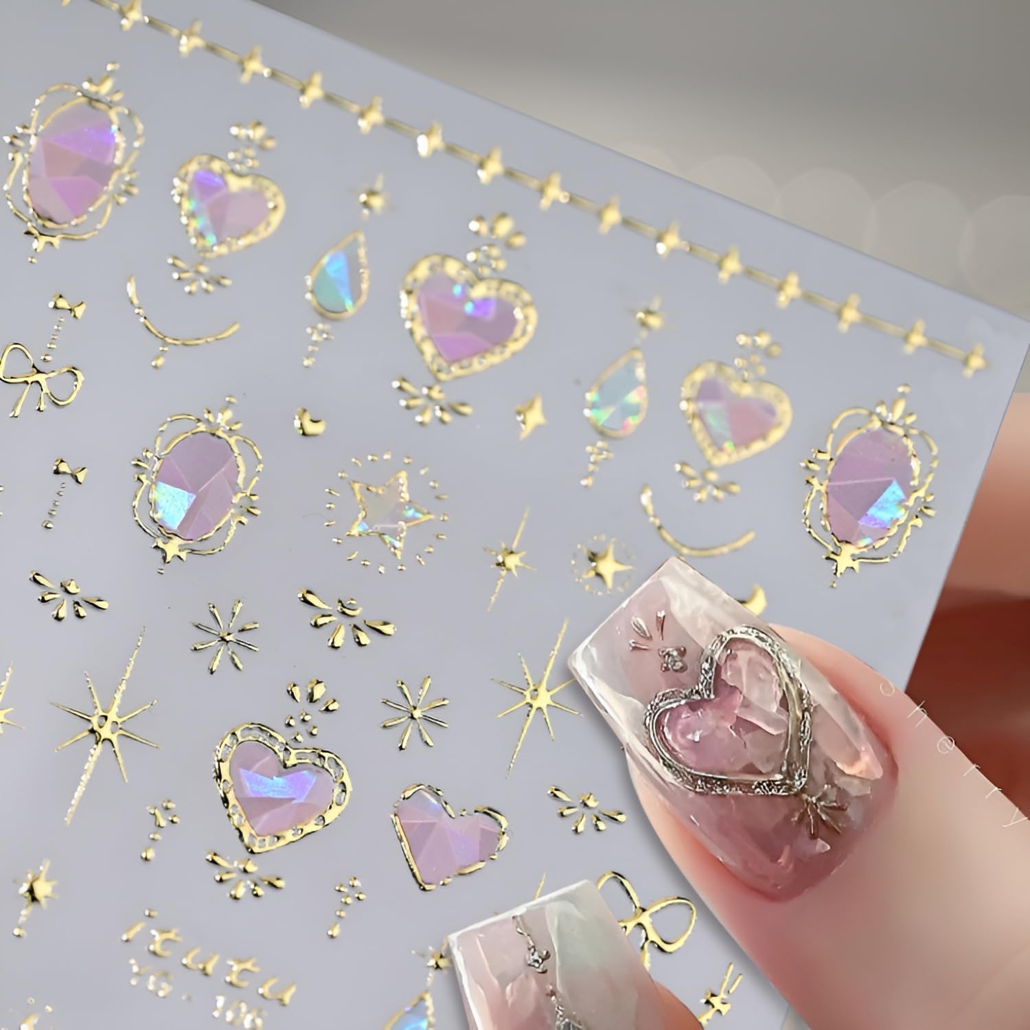 Namrec Valentine: patrones de estrellas y destellos dorados para uñas brillantes.