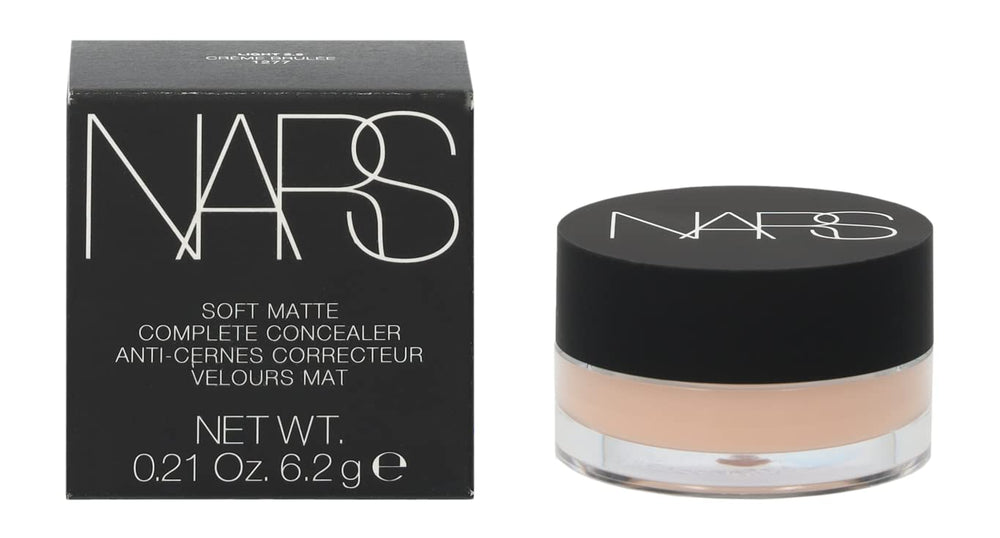 Format compact NARS de 6,2 g pour retouches en déplacement.