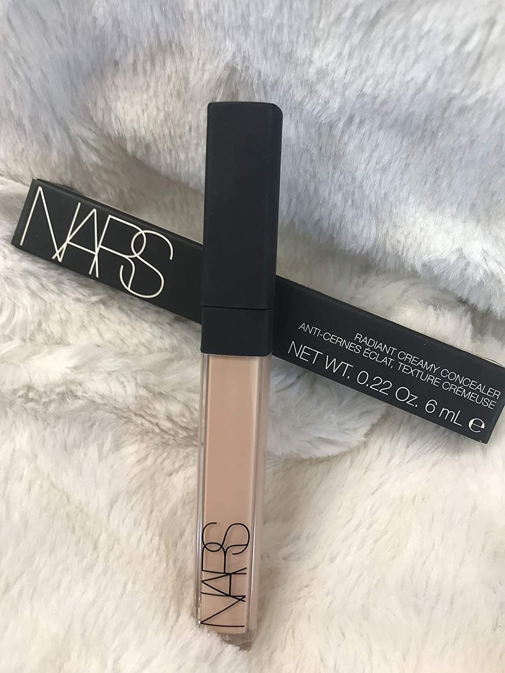 Corrector cremoso de NARS en ojos con acabado suave y mate.