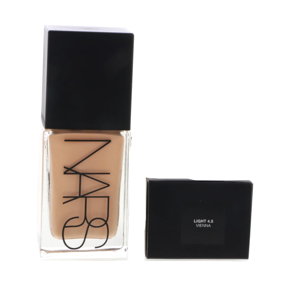 NARS Fundación Reflectante de Luz L4.5 Vienna en swatch, tono natural y cobertura suave.