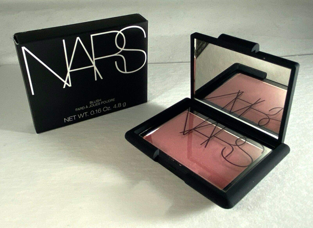 NARS Orgasm rubor detalle de aplicación para mejillas.