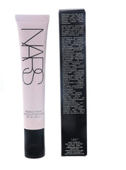 Application du primer NARS comme base quotidienne pour un teint radieux.