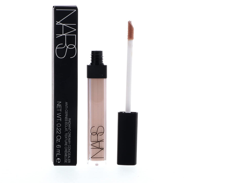 NARS Radiant Creamy Concealer Vanilla aplicado con aplicador para uso preciso.