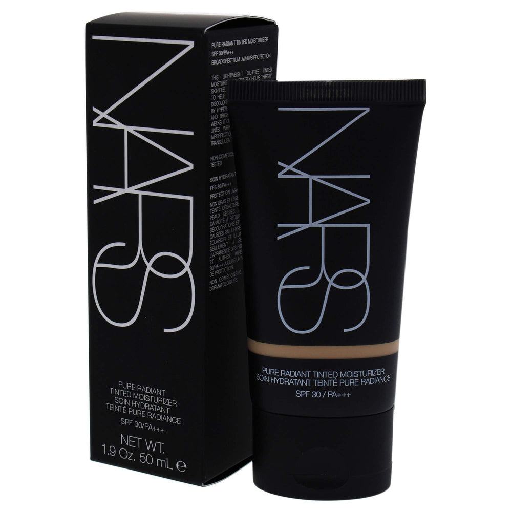 NARS Alaska ayuda a reducir visualmente manchas oscuras con uso regular.