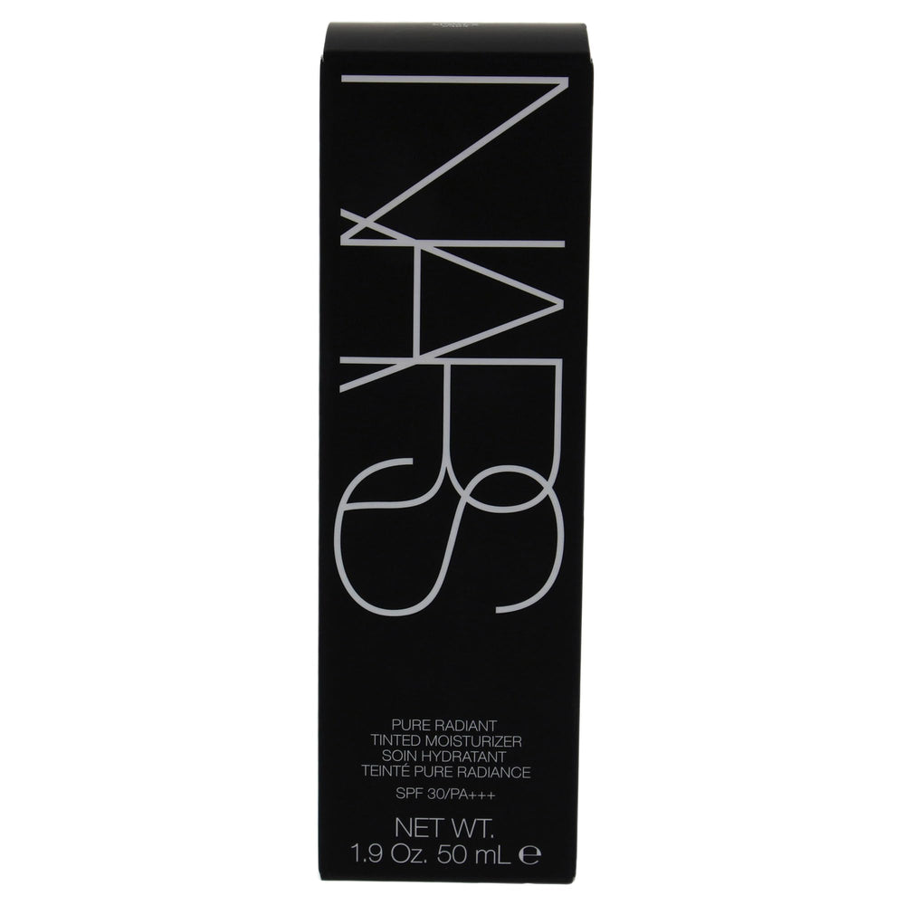 NARS Alaska facilita una rutina diaria rápida para un rostro fresco.