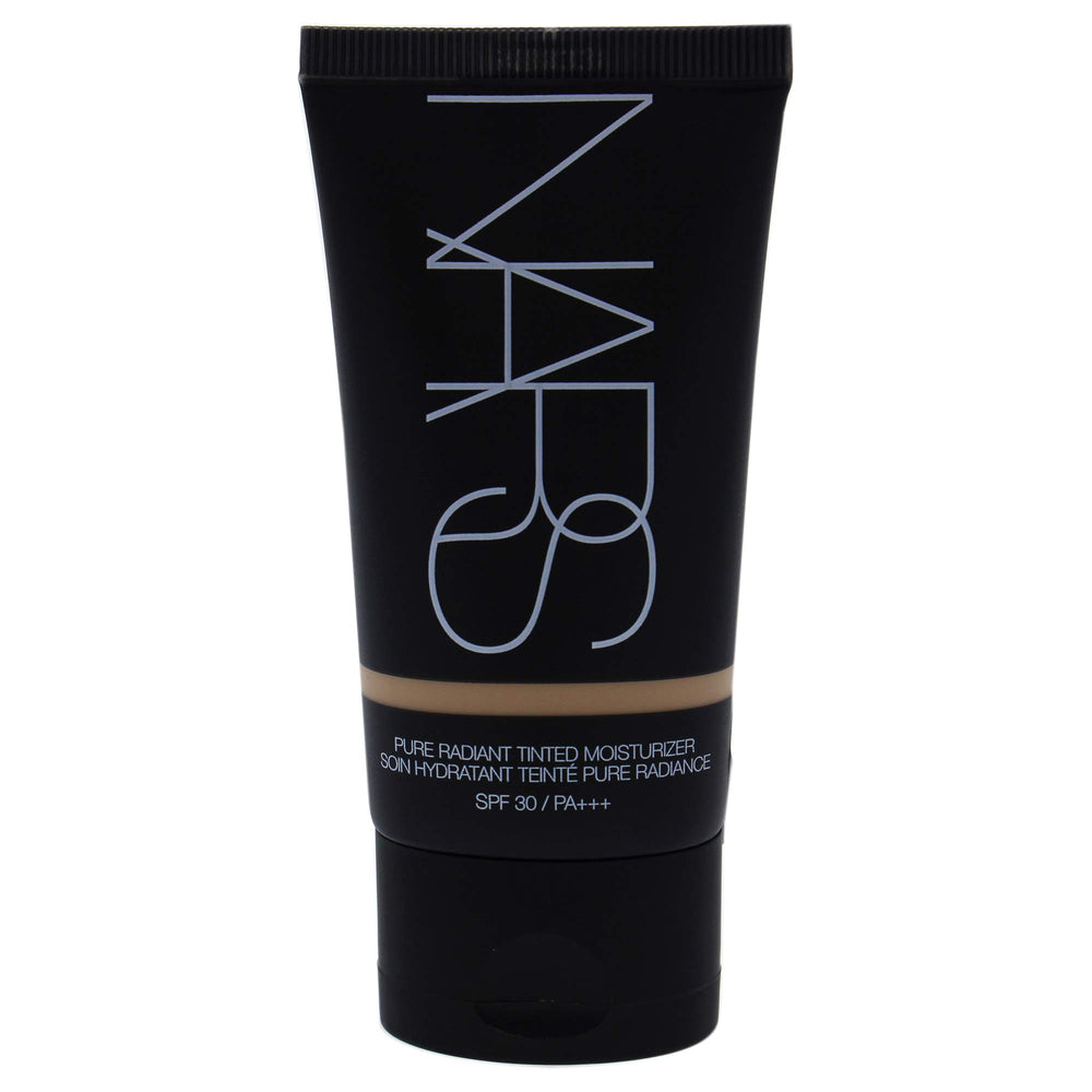 NARS Alaska con textura ligera en la piel para hidratación inmediata.