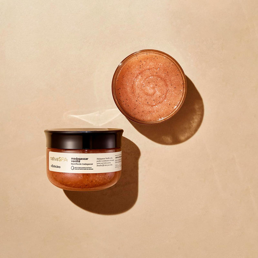 Aplicación suave del exfoliante corporal Nativa Spa para una piel suave