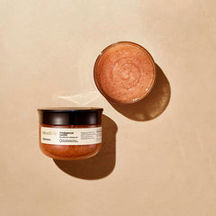 Aplicación suave del exfoliante corporal Nativa Spa para una piel suave