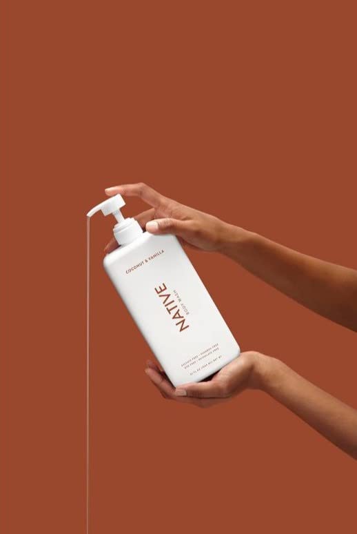 Gel de ducha Native Coco-Vainilla y Pepino-Menta, frascos con dosificador para ducha fresca.
