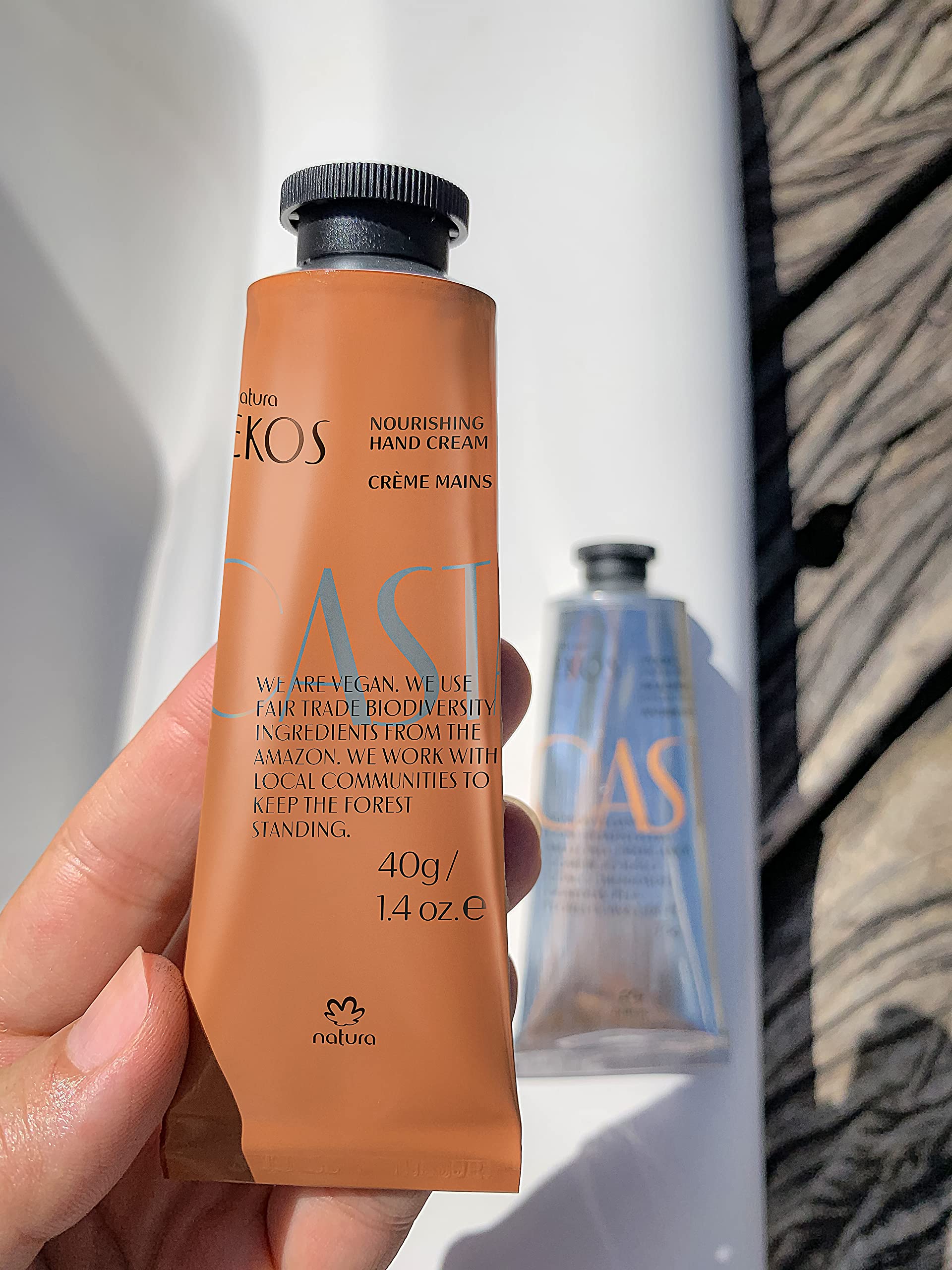 Natura Castanha crema de manos, envase compacto para viajar.