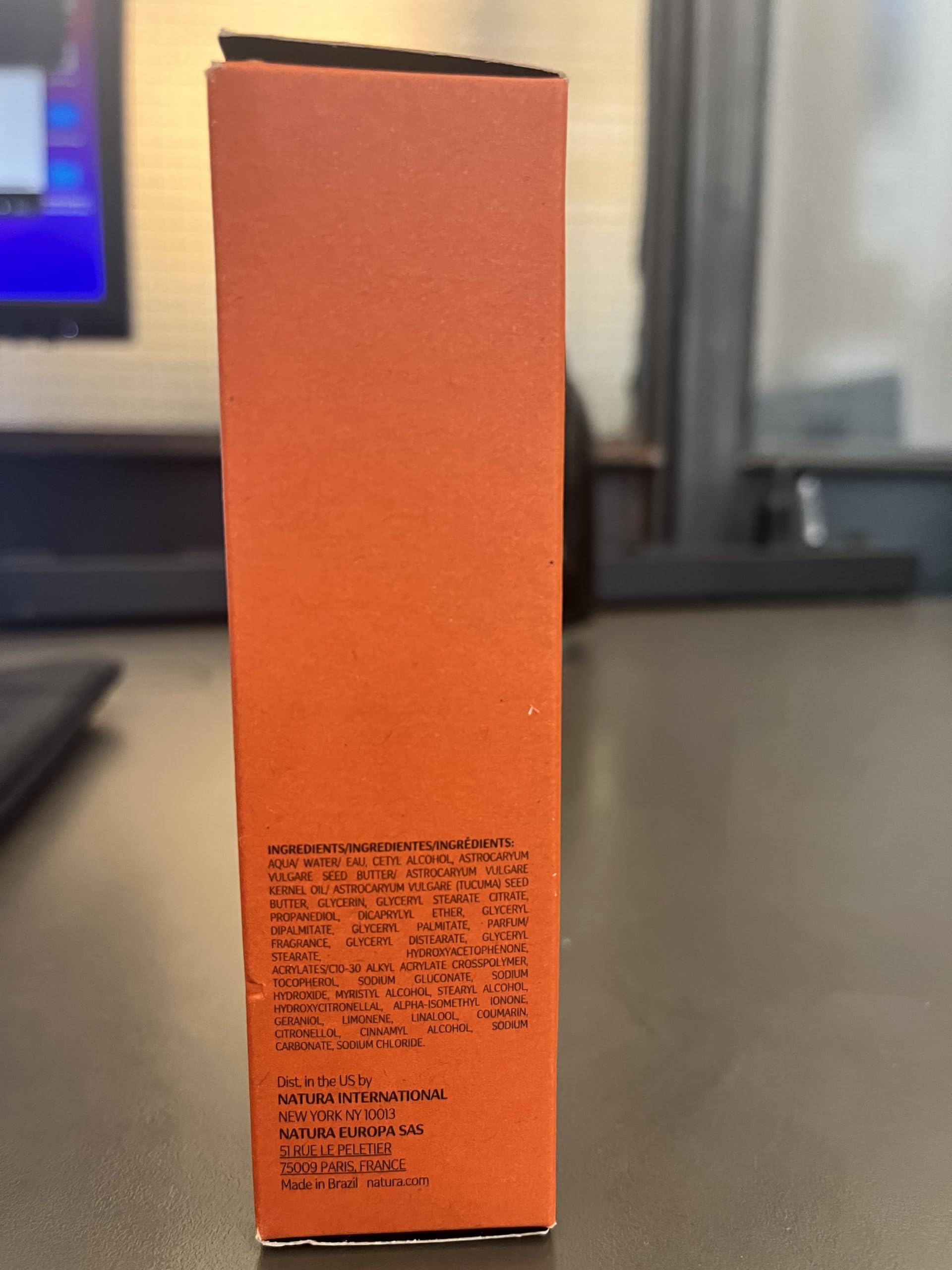 Cuidado diario de manos con Natura Tukuma, ideal para uso continuo.