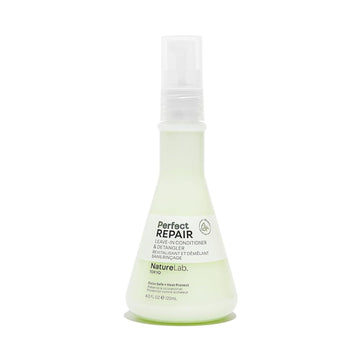 NatureLab.TOKYO Perfect Repair aplica en cabello húmedo para desenredar y humectar.