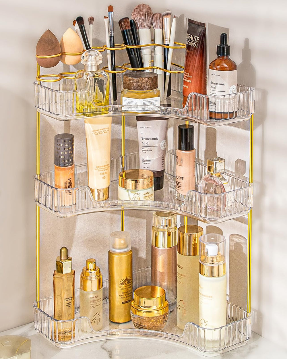 Organisateur maquillage d’angle NATURE'S SOURCE, trois niveaux pour gagner de l’espace.