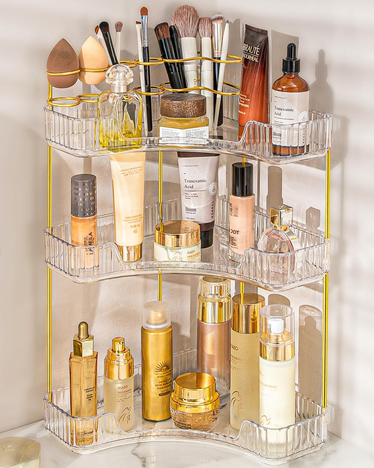 Organisateur maquillage d’angle NATURE'S SOURCE, trois niveaux pour gagner de l’espace.