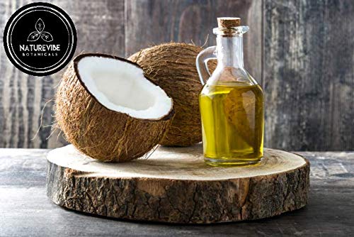 Naturevibe Botanicals Aceite de Coco Fractionado vertido en cucharita, textura ligera para cabello y piel
