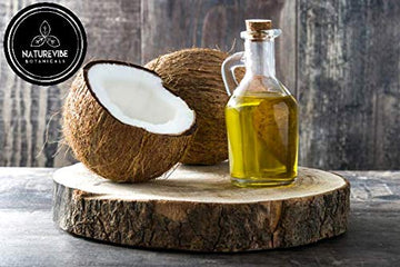 Naturevibe Botanicals Aceite de Coco Fractionado vertido en cucharita, textura ligera para cabello y piel