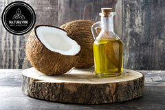 Naturevibe Botanicals Aceite de Coco Fractionado vertido en cucharita, textura ligera para cabello y piel