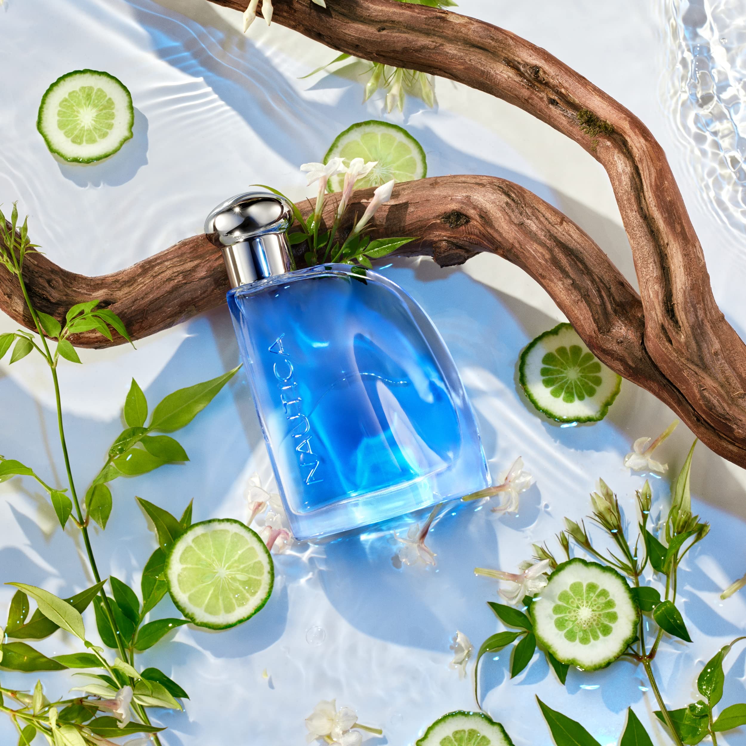 Nautica Blue, etiqueta frontal muestra notas aromáticas.