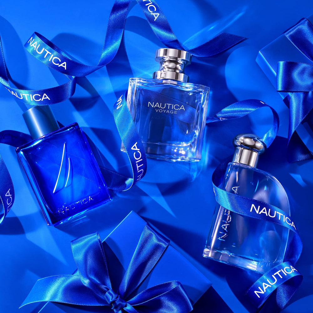 Nautica Blue, muestra en mano para probar su frescura.