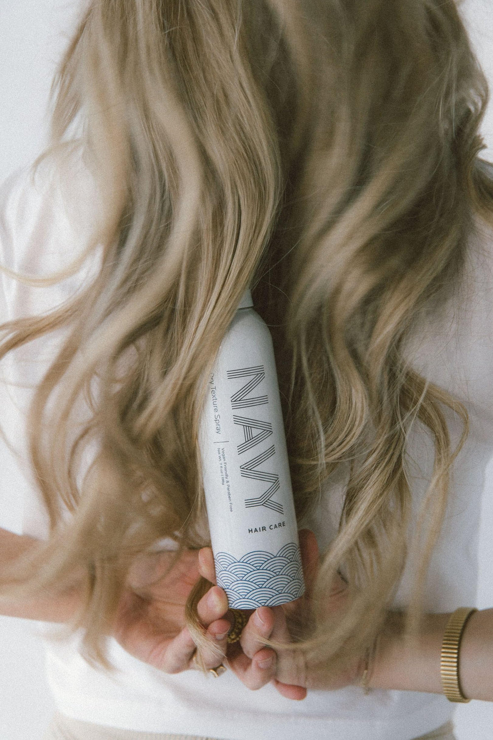 Navy Hair Care Dry Texture Spray evita el crujido y la pegajosidad en el acabado.