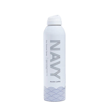 Navy Hair Care Dry Texture Spray ofrece volumen instantáneo para peinados duraderos.