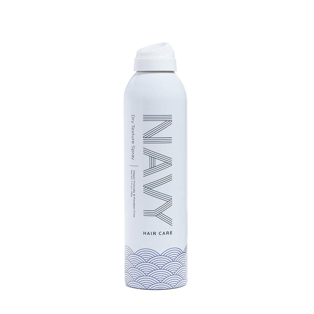 Navy Hair Care Dry Texture Spray ofrece volumen instantáneo para peinados duraderos.