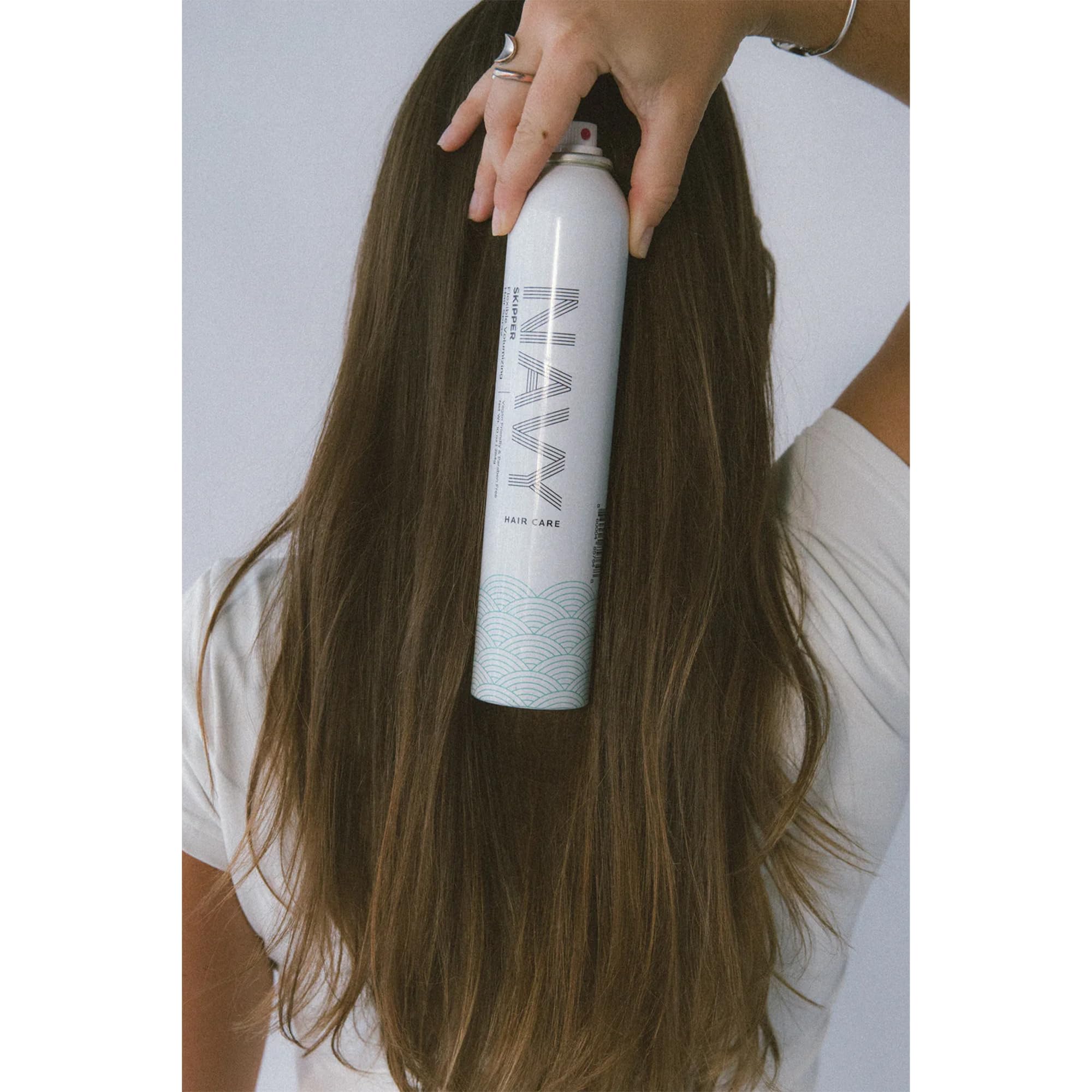 Efecto volumen visible y textura suave tras usar Skipper de NAVY HAIR CARE.