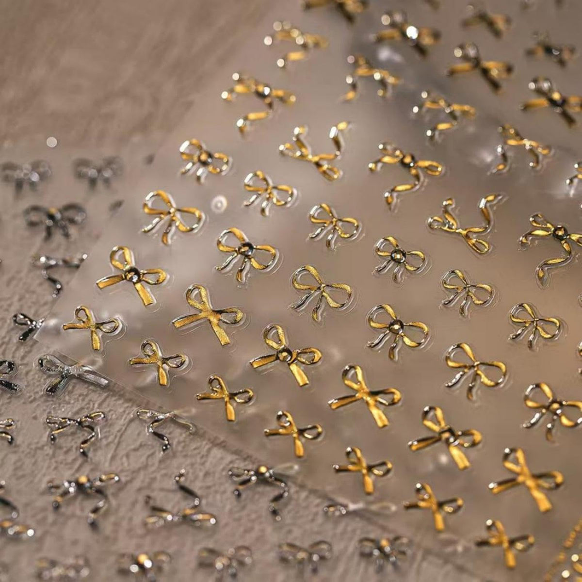 NBNTGH stickers 5D relieve con lazo dorado para uñas elegantes.