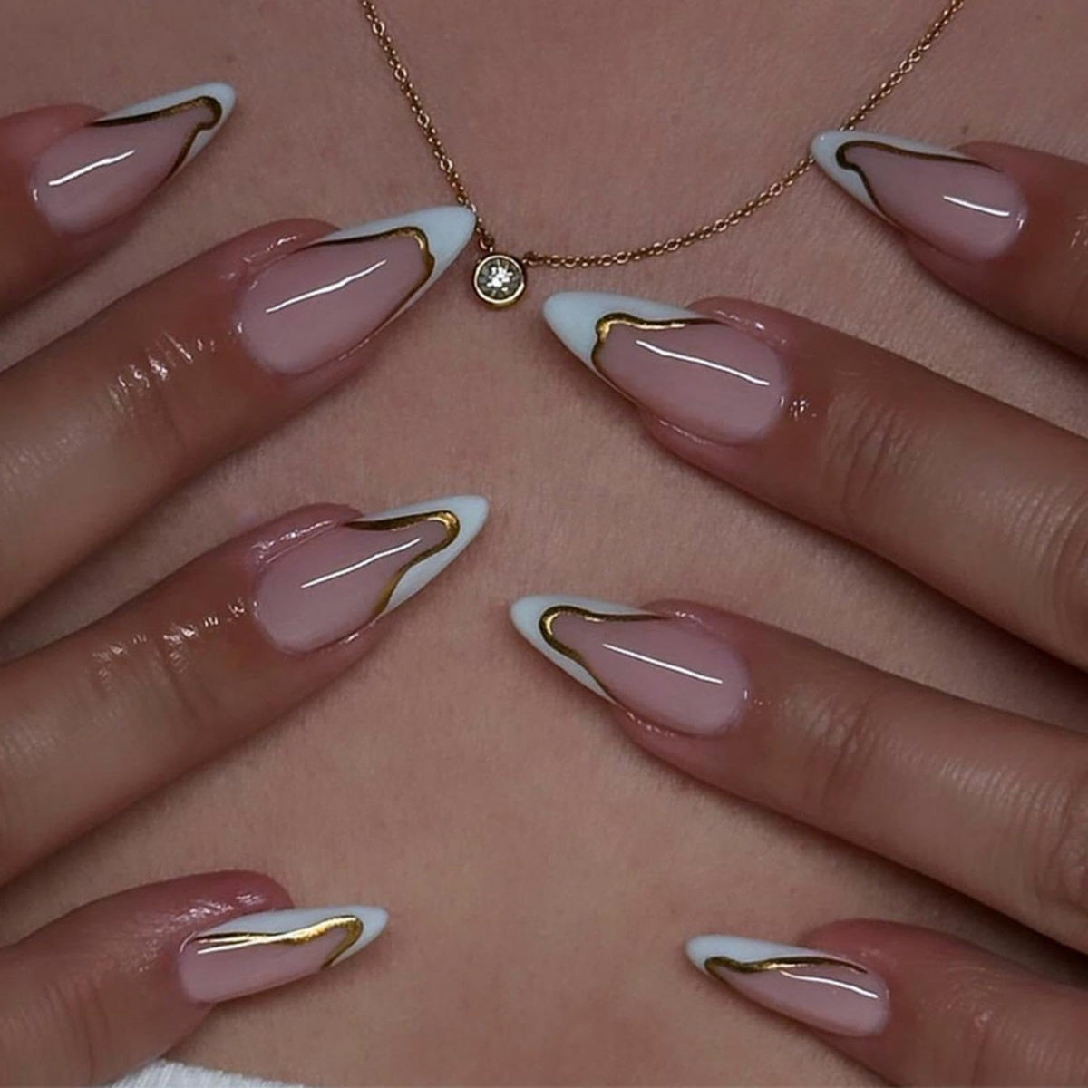 NBNTGH uñas francesas blanco con línea dorada, estilo diario y elegante.
