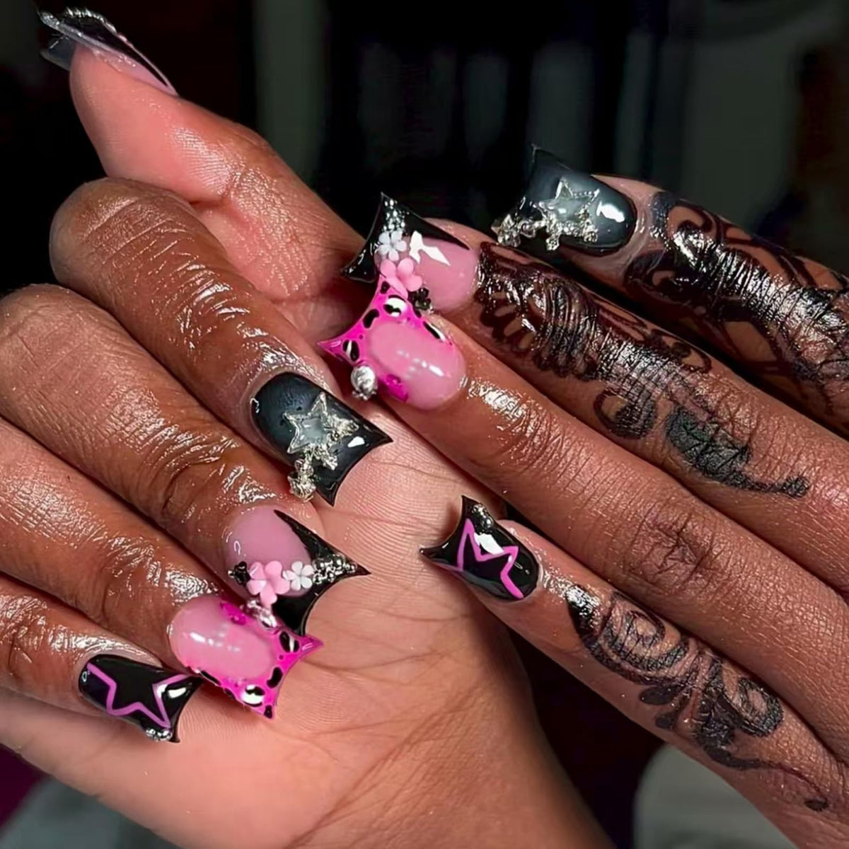 Uñas NBNTGH pato negro con diseño estrella y borde francés, brillo elegante para eventos.