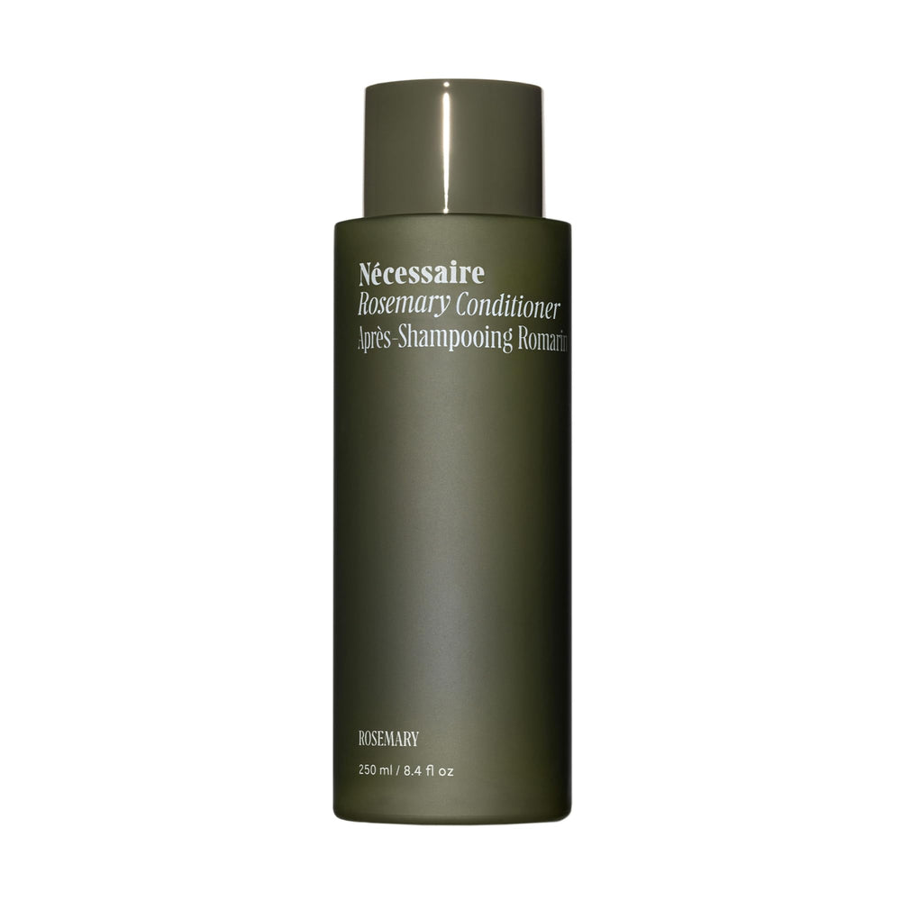 Nécessaire Rosemary Conditioner sur bouteille plan de travail, démêlage facilité.
