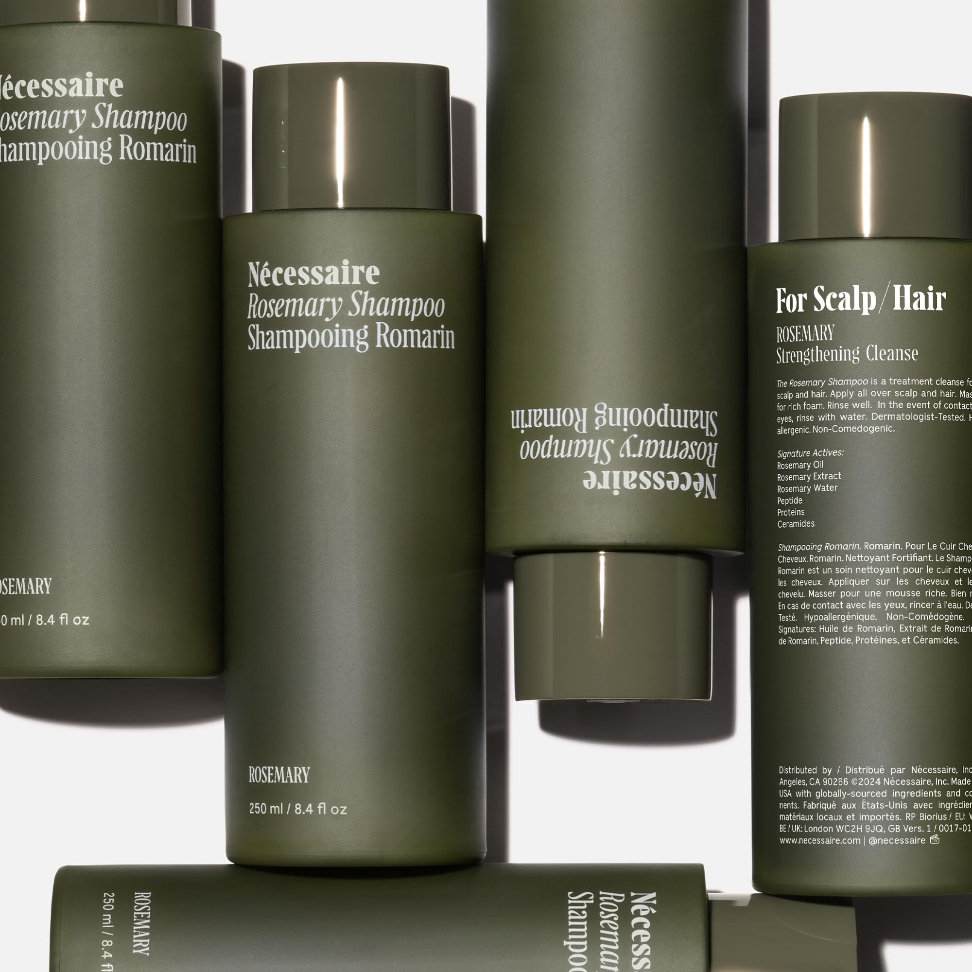 Nécessaire shampoing romarin, mousse légère démontrant nettoyage doux et efficace.