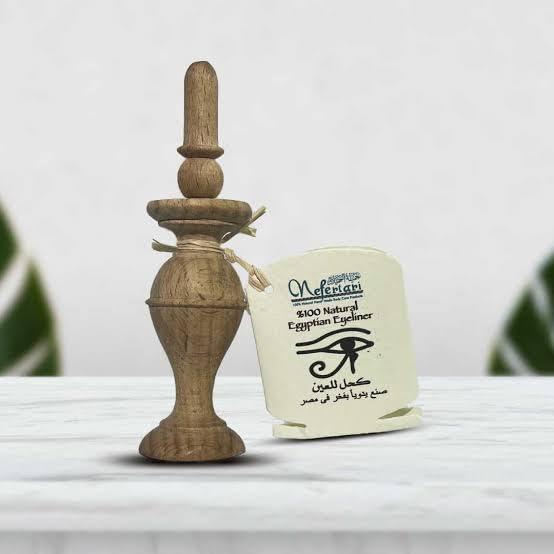 Delineador Nefertari en polvo muestra aplicación suave y control diario