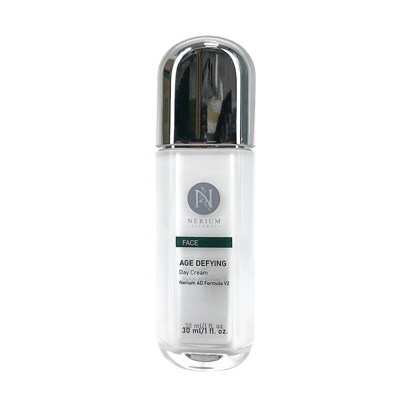 Crema de día Nerium Universal: aplicación en la palma muestra textura rica en nutrientes para piel suave.
