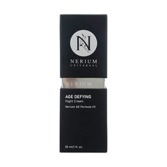 Nerium Universal Night Cream, frasco de vidrio, hidratación nocturna para piel más suave al amanecer.