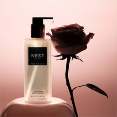 NEST New York Liquide Savon Rose Noir et Oud — emballage pratique avec environ 300 pompes.