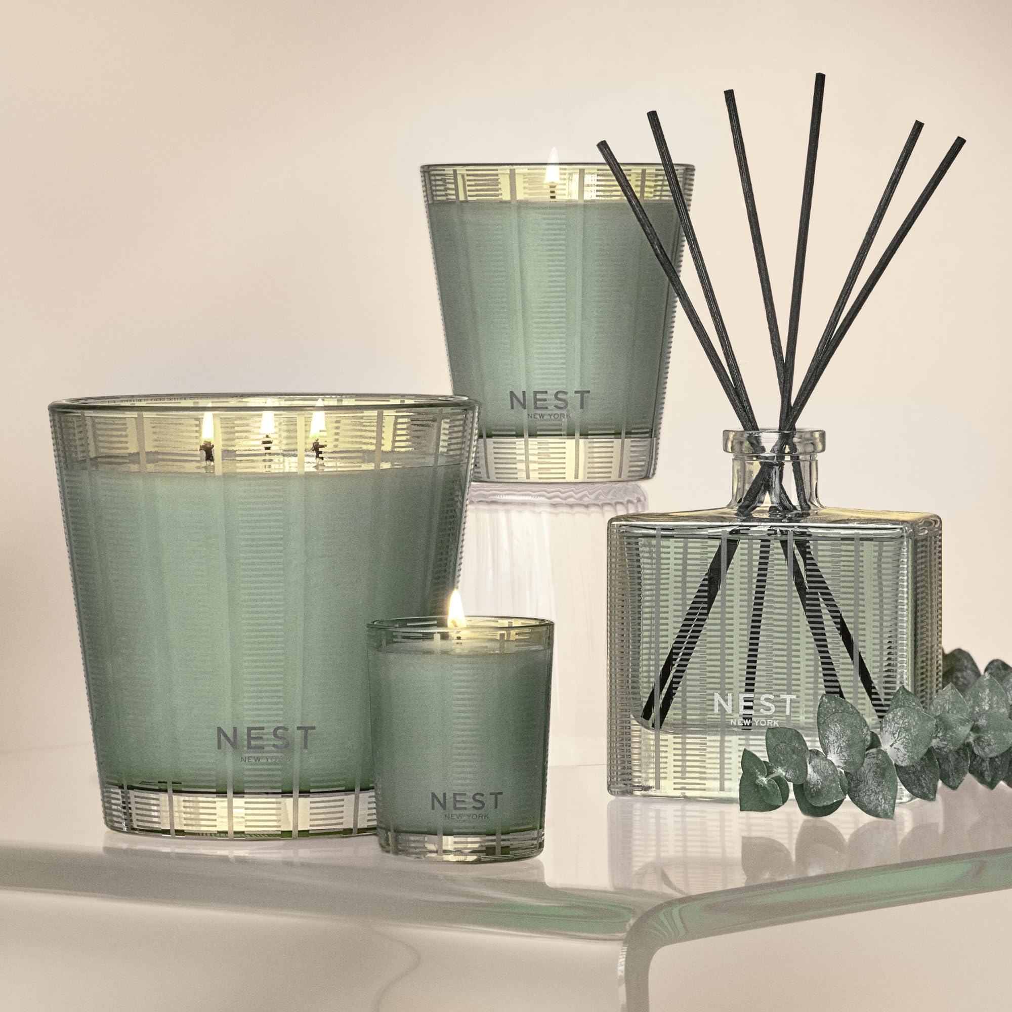 Nest New York fragrance menthe sauvage et eucalyptus — ambiance rafraîchissante près du lavabo.