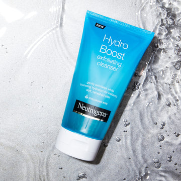Neutrogena Hydro Boost Exfoliating Face Wash masaje facial suave durante la rutina.