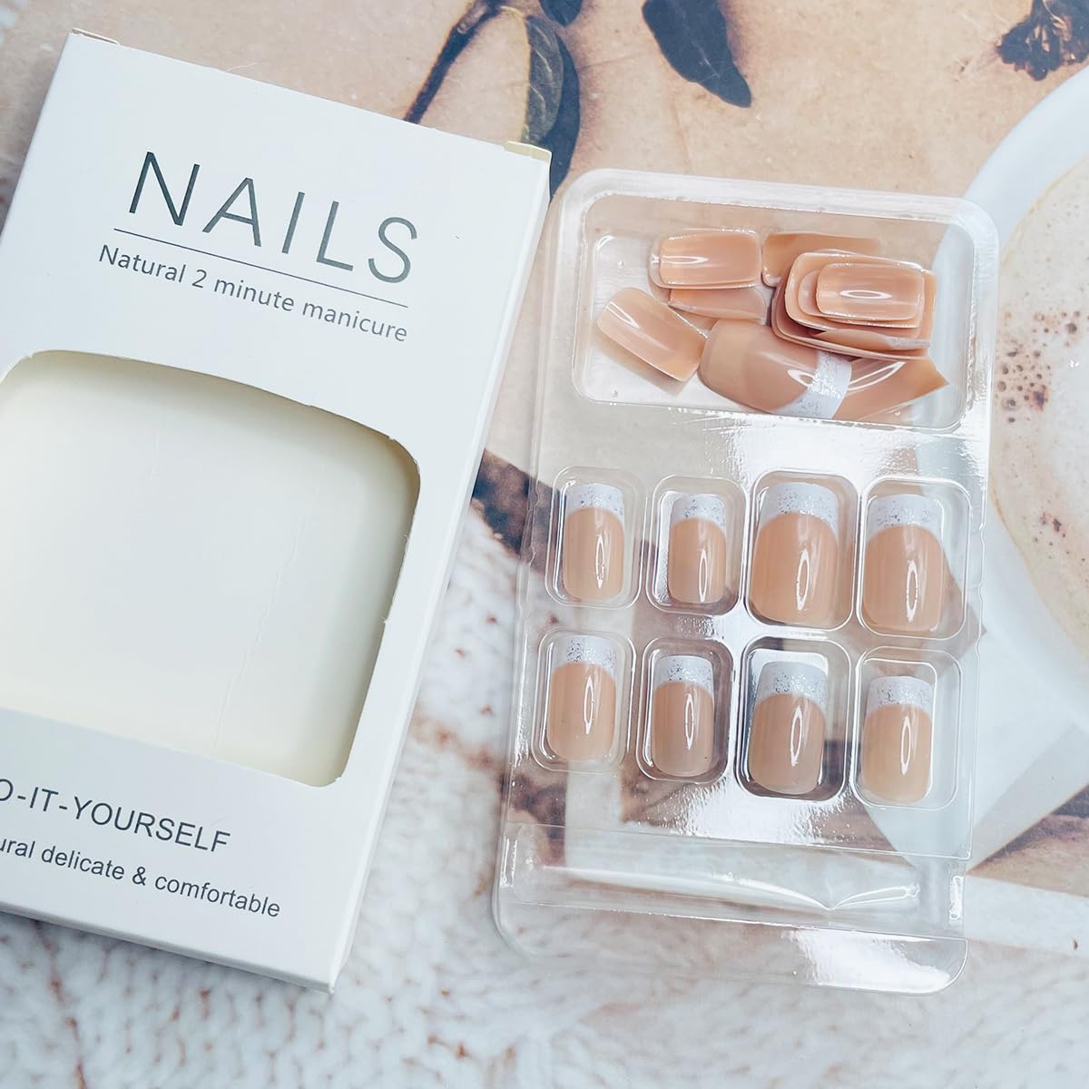 Uñas NEWSPIED con adhesivo en gel, aplicación rápida y segura.