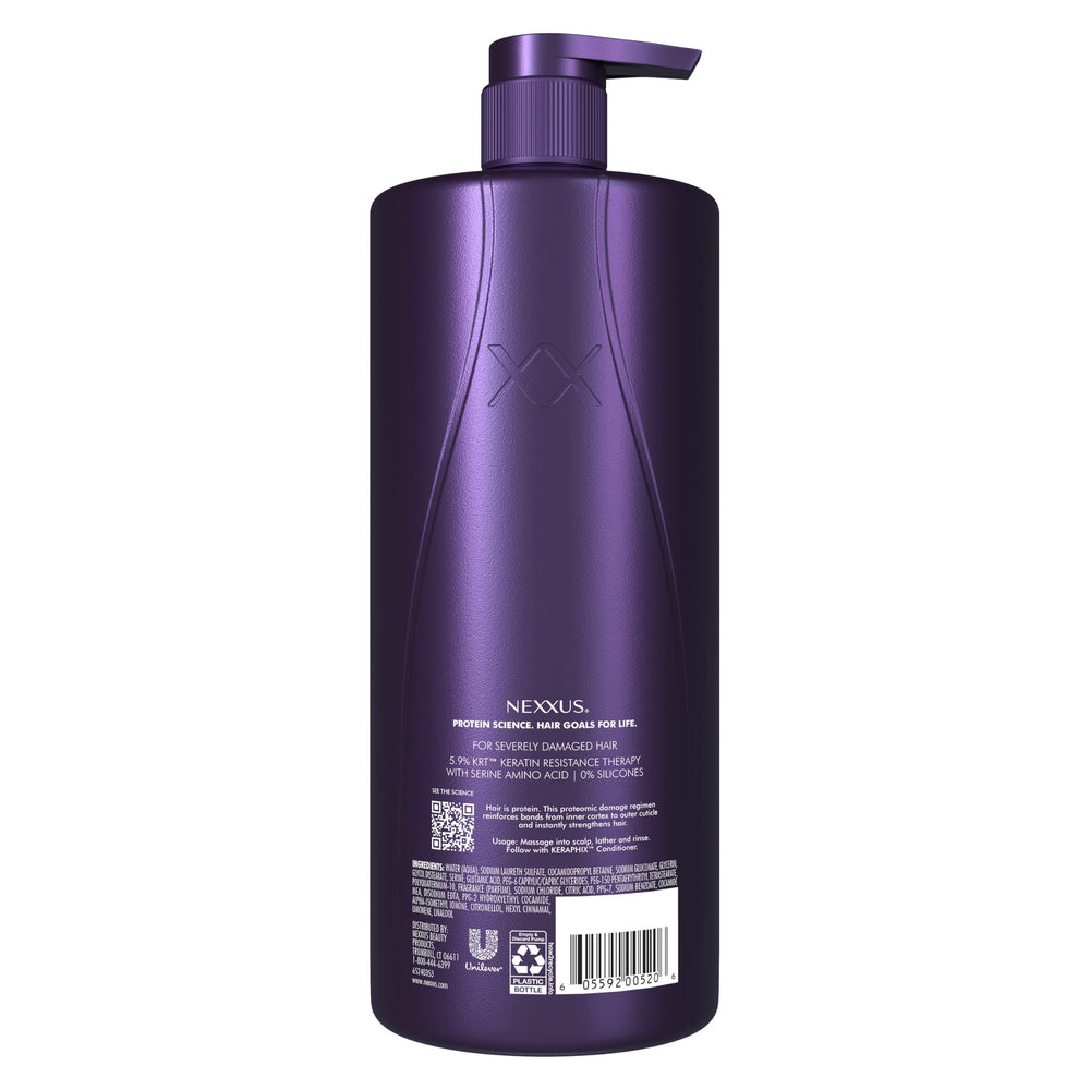 Aplicación cremosa de Nexxus Keraphix durante el lavado para cabello dañado