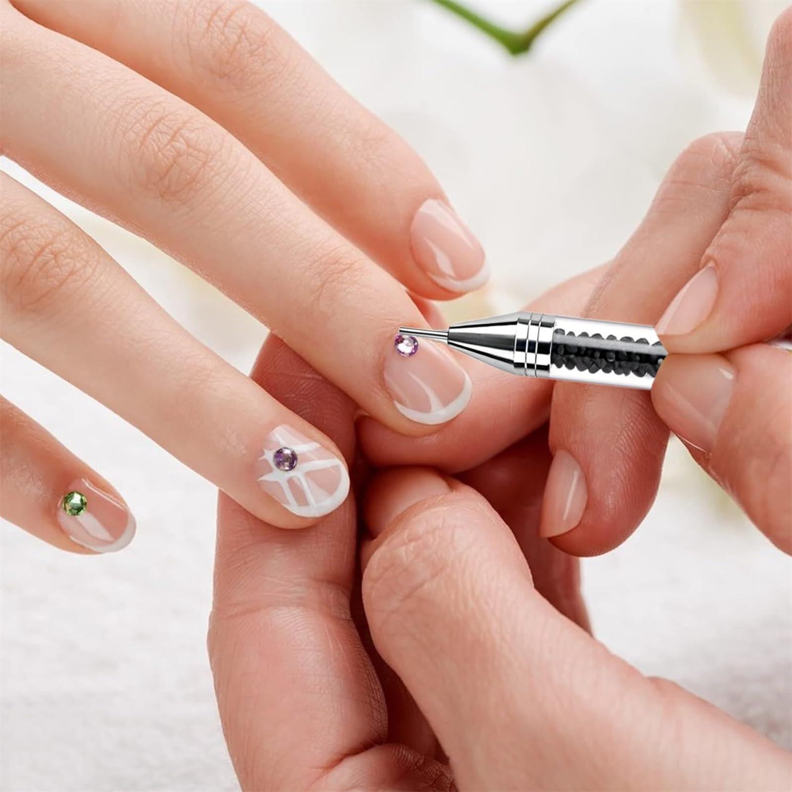 NFRBTD arte-con-piedras-en-uñas demuestra diseño detallado.