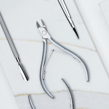 Nghia Cuticle Nipper D-03 JAW 14, diseño ergonómico mejora el manejo.