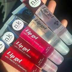 NICKA K NEW YORK estuche de gel labial, ideal para viaje y retoques.