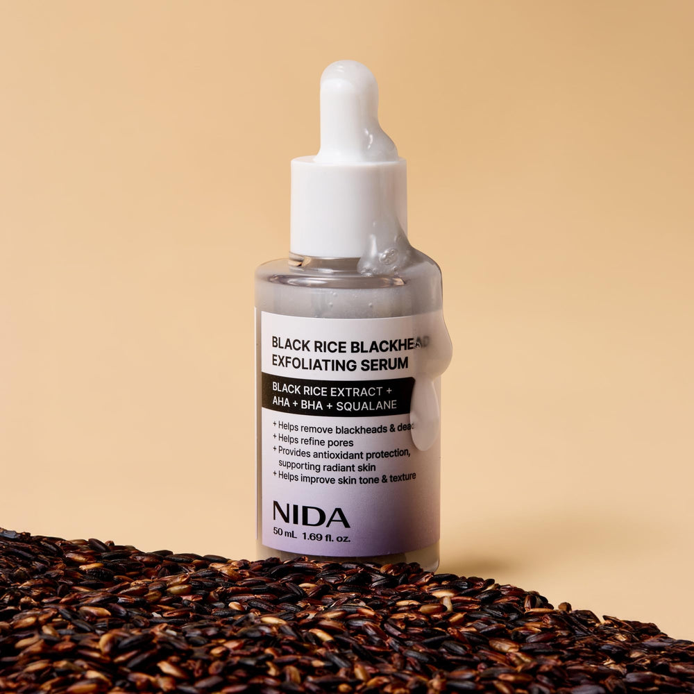 NIDA Arroz Negro Exfoliante Suero, envase y diseño elegantes para el baño.