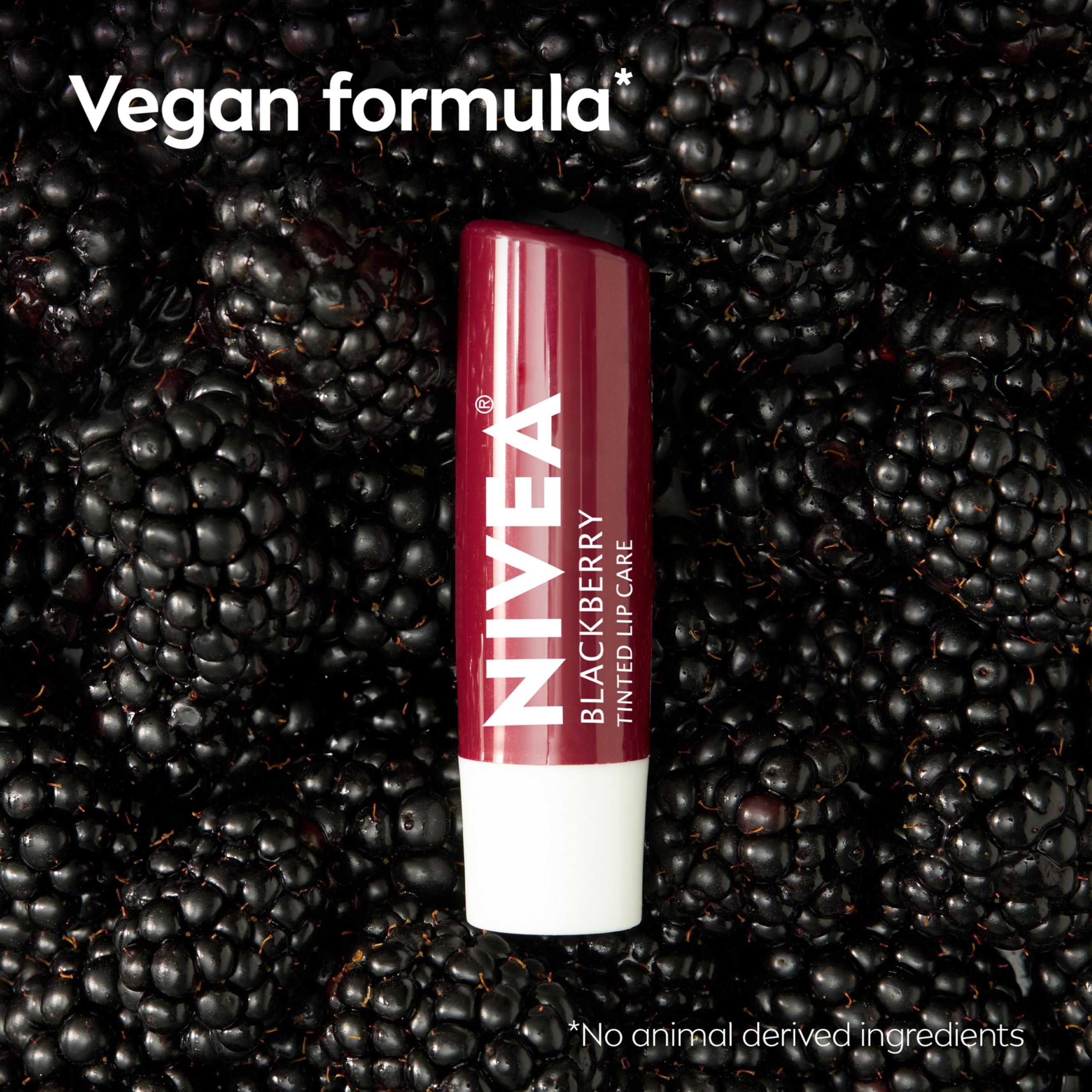NIVEA Blackberry Lip Care tono burdeos con brillo sutil.