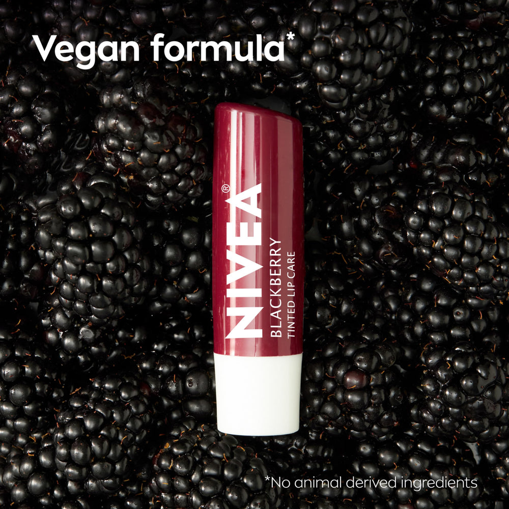 NIVEA Blackberry Lip Care tono burdeos con brillo sutil.