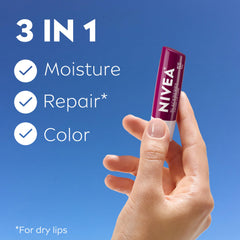 NIVEA Blackberry Lip Care envase compacto para uso diario.