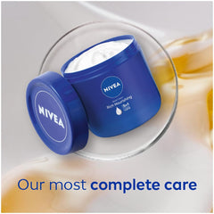 NIVEA crema corporal sobre la piel, sensación no grasa al extenderla.