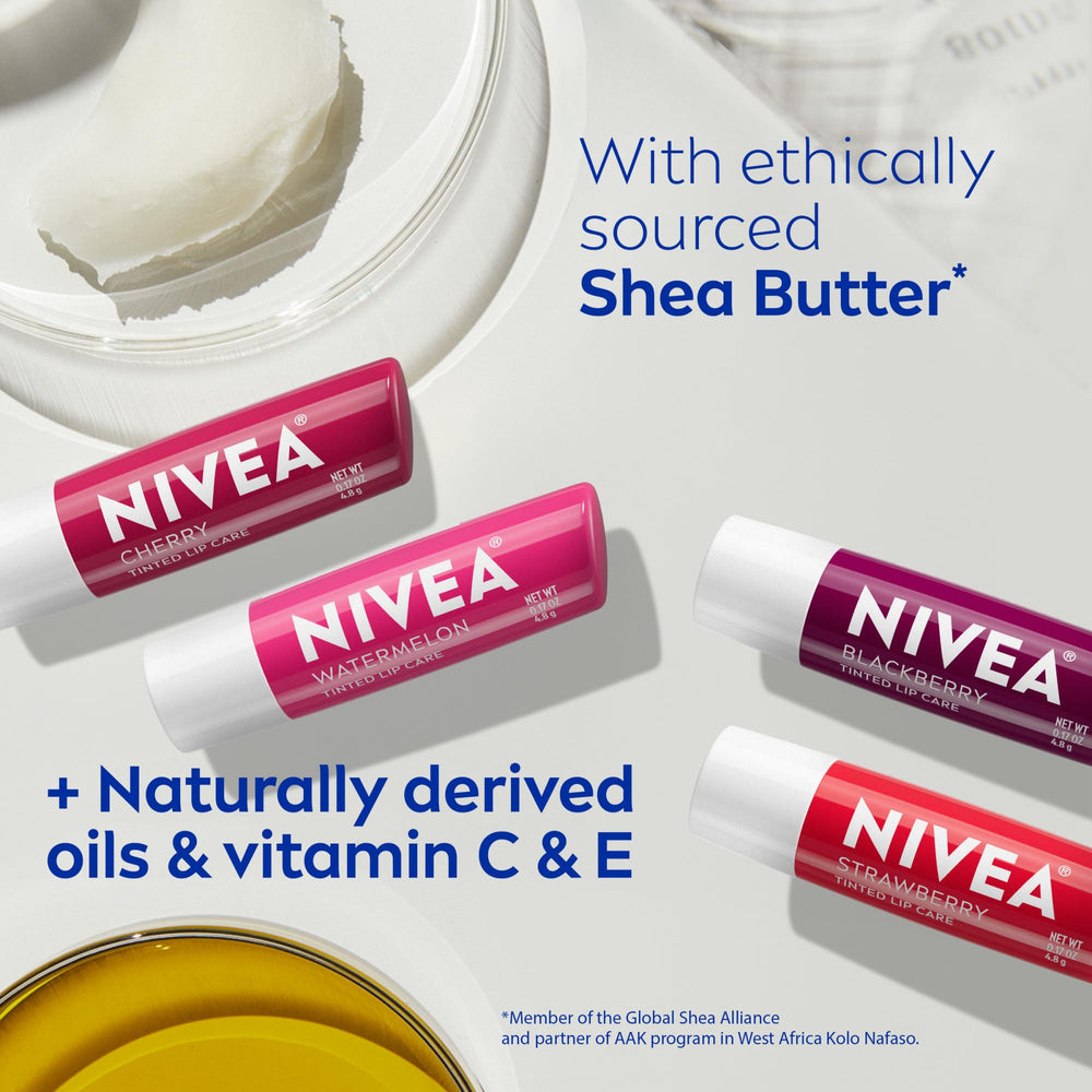 NIVEA Cuidado Labial muestra de color suave en labios.