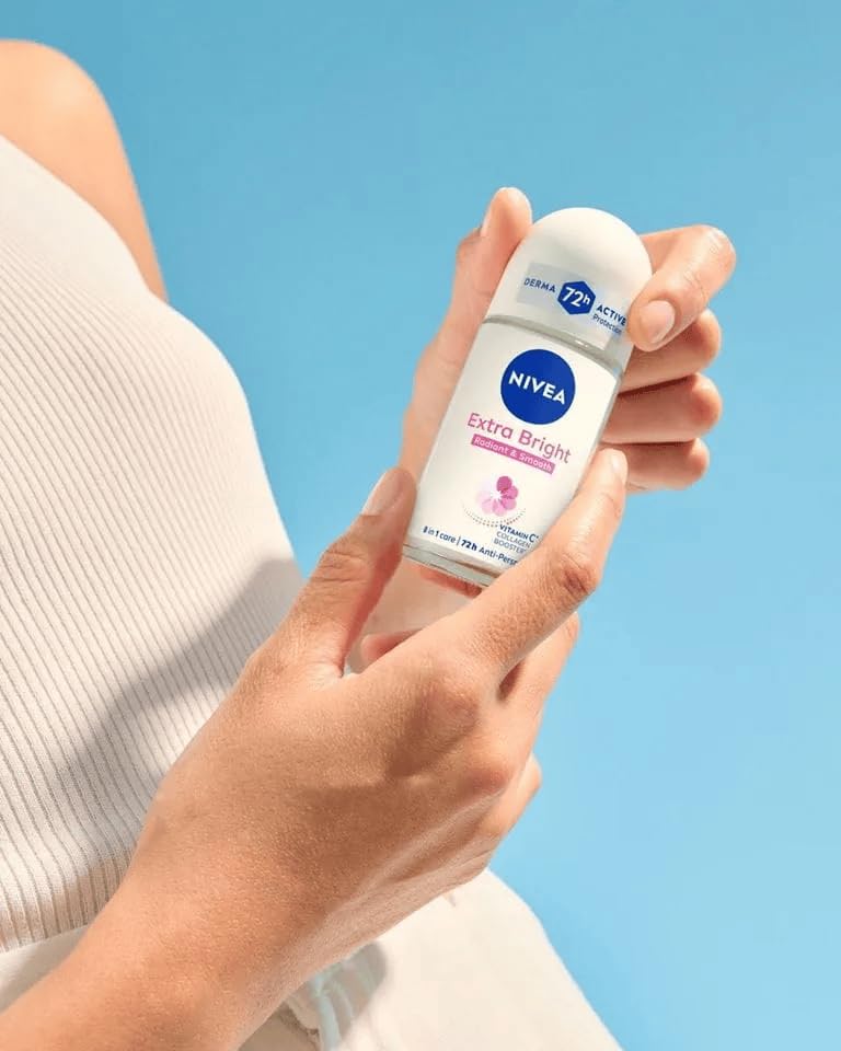 Envase de 50 ml de NIVEA Extra Bright con aplicador práctico